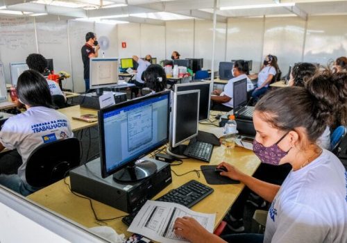 Investimento em Educação e Requalificação Profissional